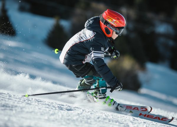 Bambini sugli sci, i consigli da seguire per un’esperienza divertente in tutta sicurezza