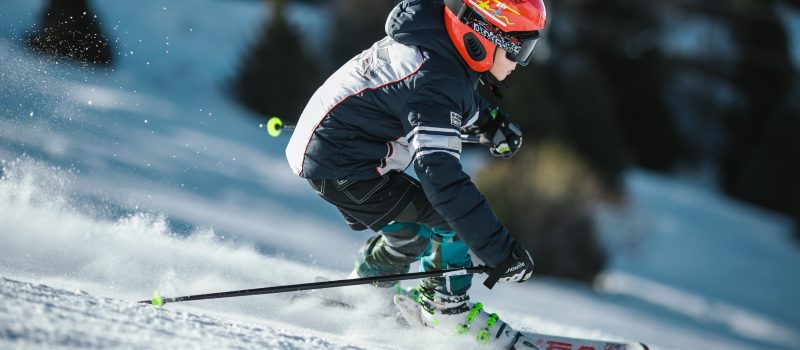 Bambini sugli sci, i consigli da seguire per un’esperienza divertente in tutta sicurezza