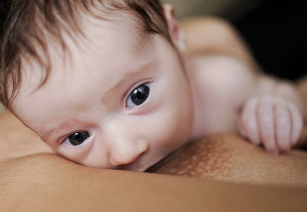 Dolori in allattamento: quali sono e come curarli