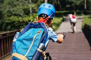 Bambini in bicicletta: tutti i benefici di pedalare fin da piccolissimi