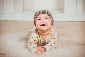Primi denti del neonato, quando spuntano e cosa c’è da sapere