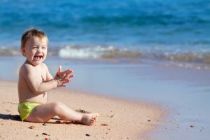 Come portare i bambini in spiaggia: tutti i consigli di salute