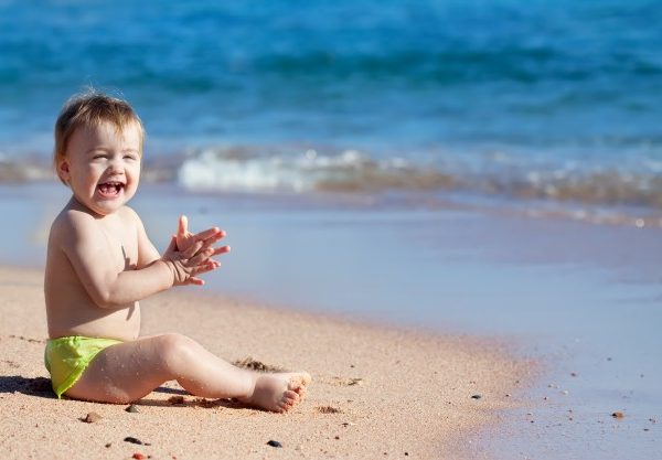 Come portare i bambini in spiaggia: tutti i consigli di salute