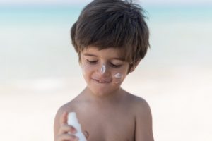 Crema solare per bambini: come usarla e quale scegliere