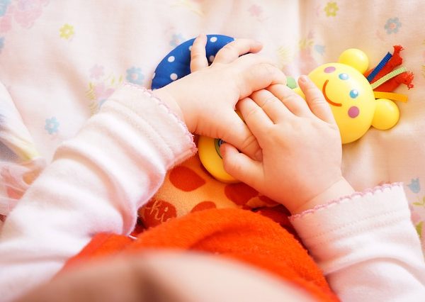 Giochi per neonati: tutti i consigli della pediatra per divertirsi e imparare con i bebè