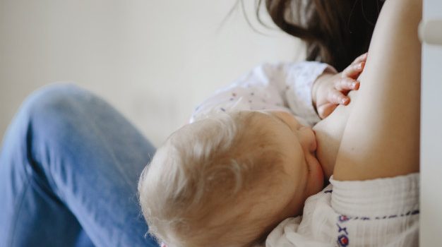 Coronavirus, non si trasmette tramite allattamento al neonato: la ricerca italiana