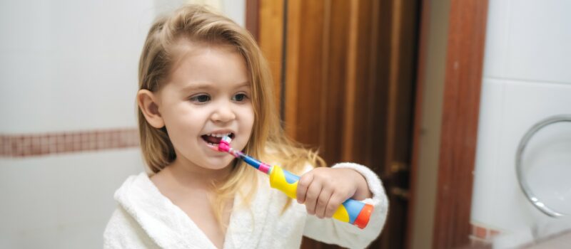 Spazzolino elettrico: le opinioni dei dentisti sull’uso pediatrico