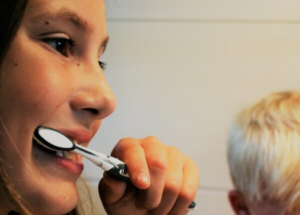 Come si lavano i denti ai bambini?